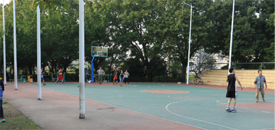 槟郎公园内的篮球场