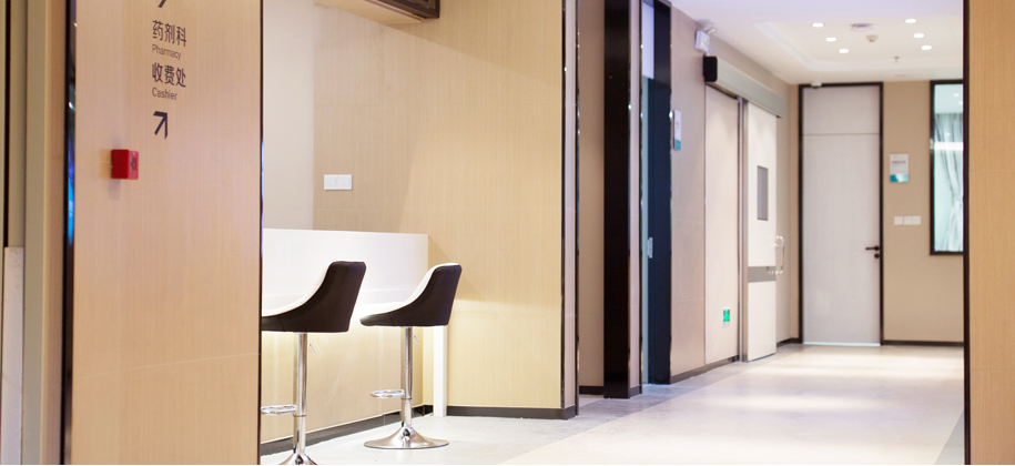 一尘不染、窗明几净的外部走廊。