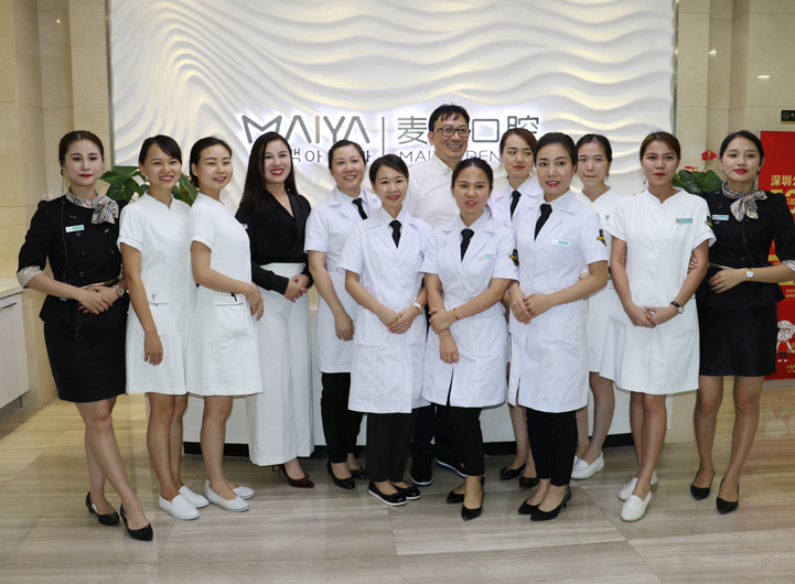 为了庆祝英国专利美白技术与麦芽口腔达成深度战略合作，英国专利美白之父莅临麦芽口腔指导并对麦芽数字化技术应用表示了充分的肯定。