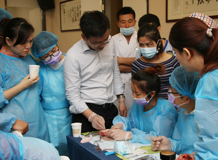 为了让年轻牙医能全面掌握临床牙周治疗的实用技术和技巧，《临床牙周病学精粹》的两期系统性培训在麦芽开展。